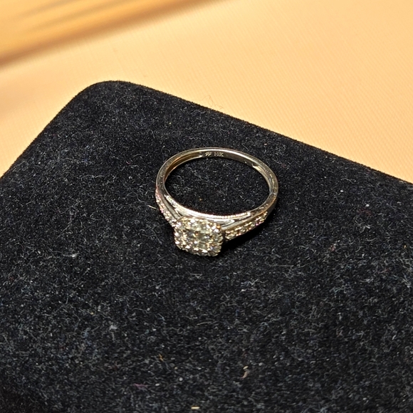 White Gold Diamond Ring - Picture 3 of 6